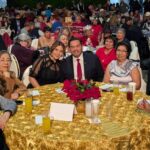 Celebran Cruz y Rubí posada con adultos mayores.